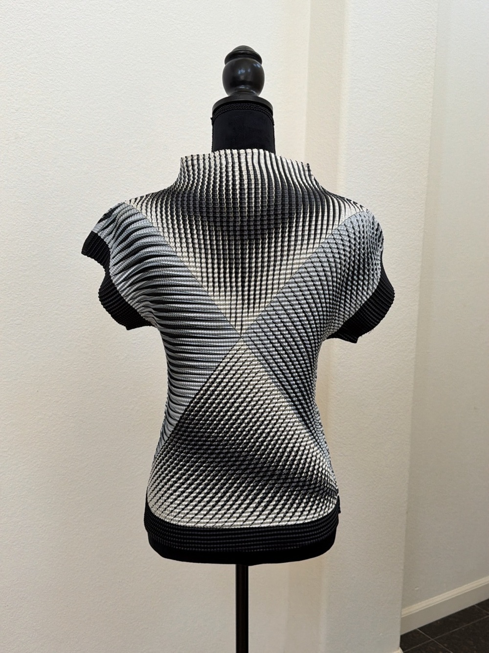 Vintage Black & White Pleated Mock Neck Top M-L - Picture 4 of 6